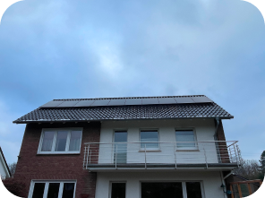 Haus mit Solaranlagen auf dem Dach