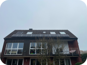 Haus mit Solaranlagen auf dem Dach