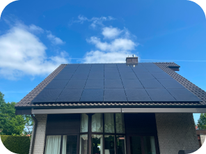 Solaranlage auf dem Dach eines kleinen Hauses