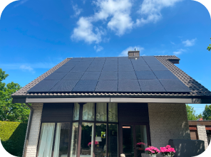 Solaranlage auf dem Dach eines kleinen Hauses