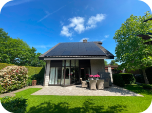 Solaranlage auf einem Dach eines kleinen Hauses, das im Garten steht