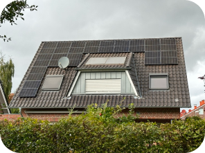 Solaranlagen auf dem Dach eines Hauses mit Dachgiebel