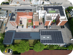 Mehrere Gebäude von oben mit Solaranlagen auf den Dächern