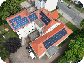 Mehrere Solarauflagen auf einem großen verwinkeltem Haus