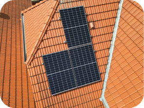 Solaranlagen, die auf einem roten verwinkeltem Dach angebracht sind