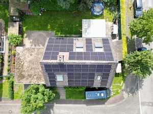 Vogelperspektive auf ein Haus mit Solaranlagen auf dem Dach