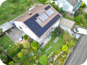 Draufsicht auf ein Haus mit Solaranlagen im Grünen