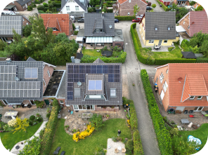 Weit entferntes Haus mit Solaranlagen auf dem Dach