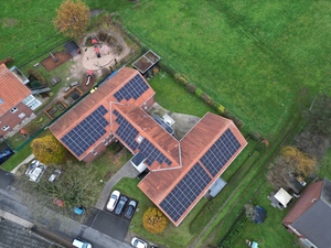 Vogelperspektive auf verwinkeltes Haus mit Solaranlagen auf dem Dach