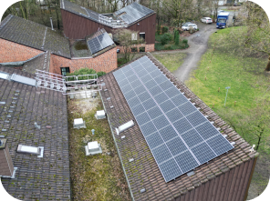 Solaranlagen, die auf einem kleinen Holzaus im Grünen befestigt wurden