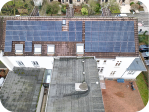 Solaranlagen auf Haus mit einem roten Dach mit angrenzenden Gebäuden