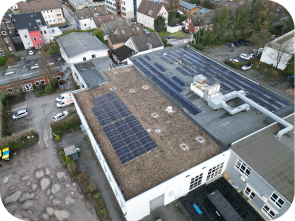 Solaranlagen auf einem Kiesdach von oben