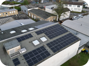 Seitenansicht auf Industriegebäude mit Solaranlagen auf dem Dach