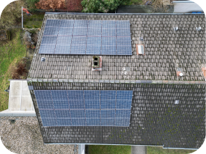 Draufsicht auf Solaranlagen auf einem grauen Dach