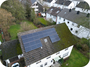 Solaranlage auf einem Hausdach von oben