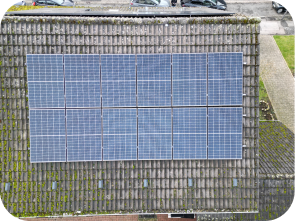 Solaranlage auf einem Dach aus der Vogelperspektive