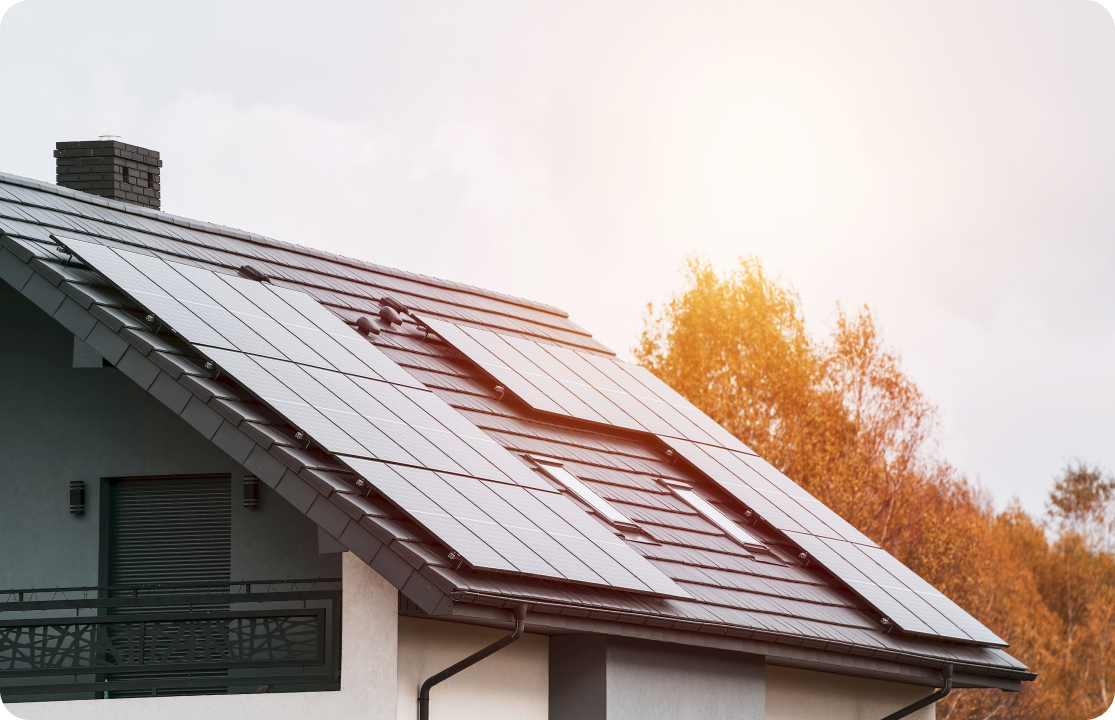 Solaranlage auf einem schwarzen Dach eines weißen Hauses