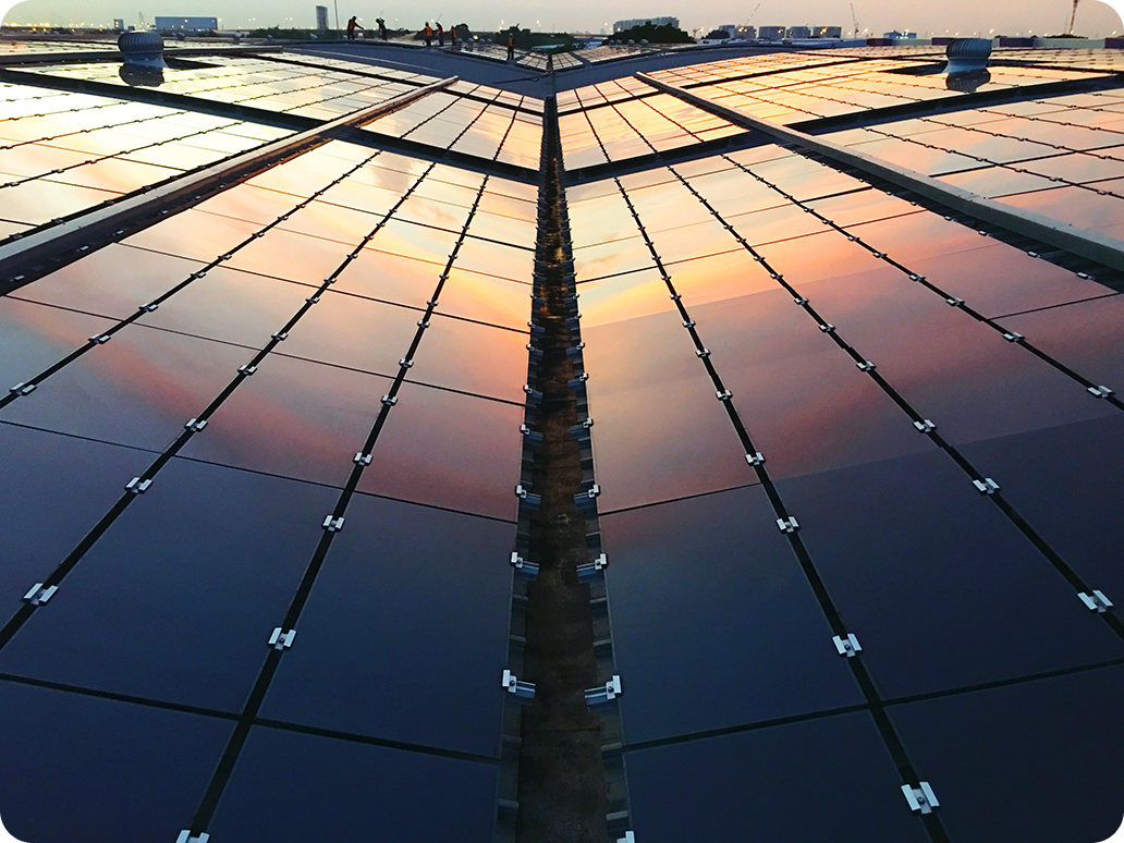 Solaranlagen auf dem Dach von der Sonne angestrahlt