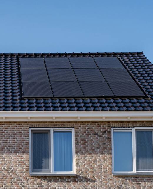 Solaranlagen auf dem Dach eines Backsteinhauses