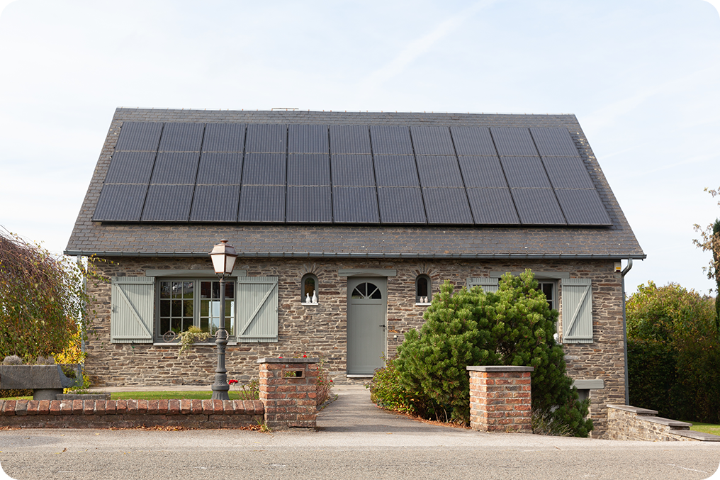 Solaranlagen auf dem Dach eines Ladnhauses