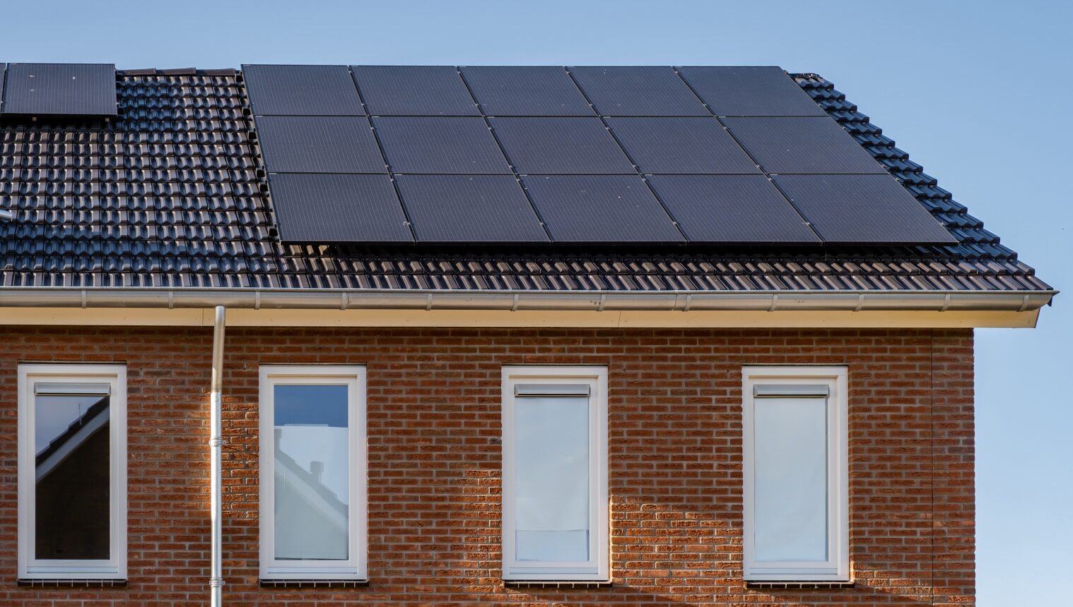 Solaranlage auf einem Dach eines roten Backsteinhauses