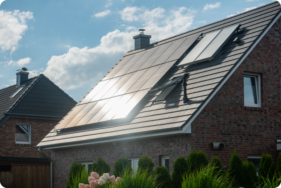 Sonne scheint auf Solaranlage auf dem Dach eines Hauses